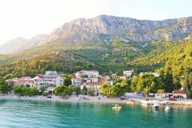 Drvenik, Hırvatistan - 20 Ağustos 2025: Hırvatistan Dağlı Makarska Riviera 'daki Drvenik Kasabası ve Plajı