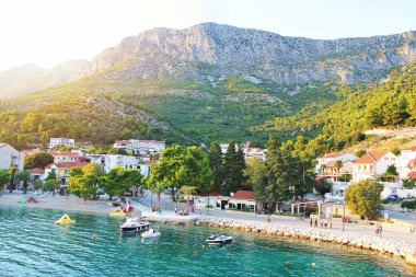 Drvenik, Hırvatistan - 20 Ağustos 2025: Drvenik Makarska Riviera Hava Sahası, Hırvatistan. Dağ ve Deniz Görünümü