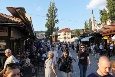 Saraybosna, Bosna-Hersek - 19 Ağustos 2025: Saraybosna Bascarsija Meydanı Kalabalık, Bosna-Hersek