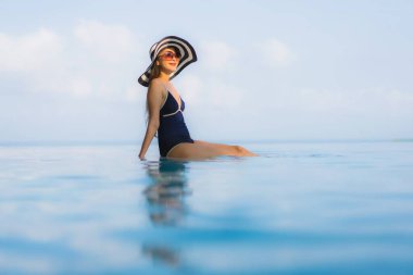 Güzel bir Asyalı kadın portresi. Tatilde dinlenmek için otel havuzunda dinleniyor.