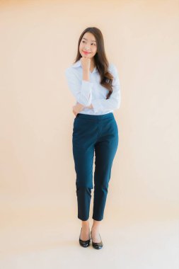 Güzel Asyalı iş kadını portresi izole edilmiş renk arka planında iş başında