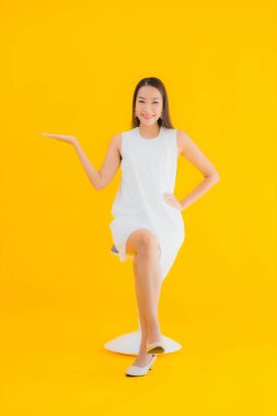 Sarı izole edilmiş arka planda güzel Asyalı bir kadının portresi.