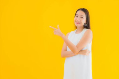 Sarı izole edilmiş arka planda güzel Asyalı bir kadının portresi.