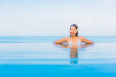 Güzel bir Asyalı kadın portresi. Rahat ol. Yüzme havuzu etrafında gülümse.