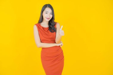 Portre güzel Asyalı kadın gülümsüyor. Renkli arka planda hareket var.