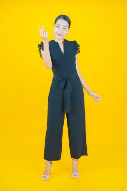 Portre güzel Asyalı kadın gülümsüyor. Renkli arka planda hareket var.