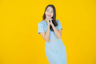 Portre güzel Asyalı kadın gülümsüyor. Renkli arka planda hareket var.