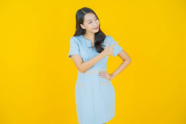 Portre güzel Asyalı kadın gülümsüyor. Renkli arka planda hareket var.