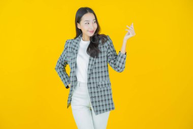 Portre güzel Asyalı kadın gülümsüyor. Renkli arka planda hareket var.