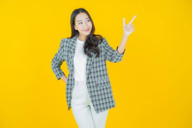 Portre güzel Asyalı kadın gülümsüyor. Renkli arka planda hareket var.