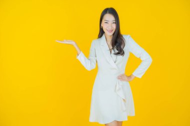 Portre güzel Asyalı kadın gülümsüyor. Renkli arka planda hareket var.