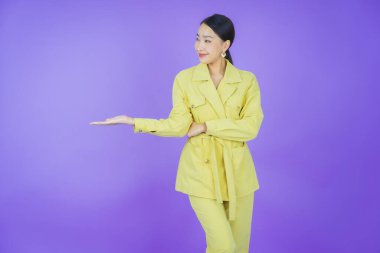 Portre güzel Asyalı kadın gülümsüyor. Renkli arka planda hareket var.