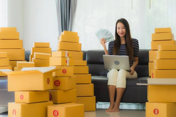 Portret Mooie Jonge Aziatische Vrouw Met Container Kartonnen Doos Verpakking — Stockfoto