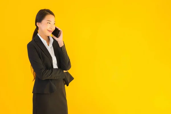 Πορτρέτο Όμορφη Νεαρή Ασιατική Επιχείρηση Γυναίκα Έξυπνο Κινητό Τηλέφωνο Και — Φωτογραφία Αρχείου