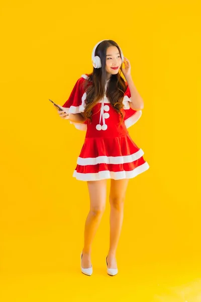 Portret Mooie Jonge Aziatische Kerst Kleding Hoed Luisteren Naar Muziek — Stockfoto