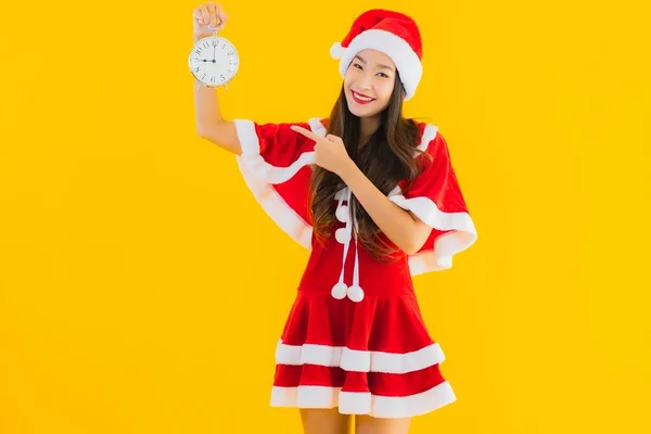 Portré Gyönyörű Fiatal Ázsiai Visel Karácsonyi Ruhák Kalap Show Óra — Stock Fotó