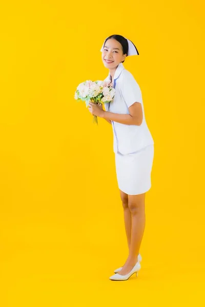 Ritratto Bella Giovane Donna Asiatica Infermiera Tailandese Con Fiore Sfondo — Foto Stock