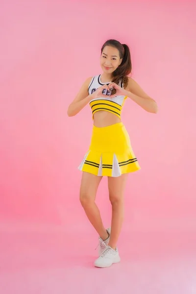 粉红孤立背景下美丽的亚洲年轻女子啦啦队队长 — 图库照片