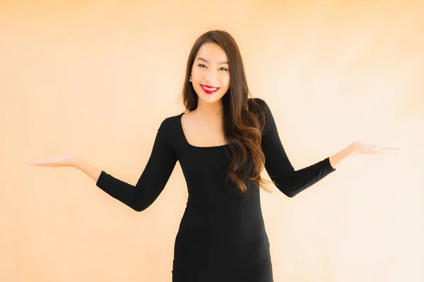 Güzel Asyalı Genç Bir Kadının Portresi Mutlu Bir Gülücük Renkle — Stok fotoğraf