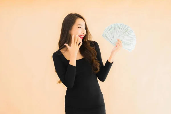 Portrét Krásná Mladá Asijská Žena Úsměv Šťastný Penězi Hotovosti Barevném — Stock fotografie