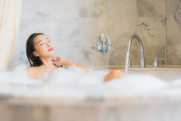 Muotokuva Kaunis Nuori Aasialainen Nainen Rentoutua Kylpy Kylpyammeessa Kylpyhuoneessa Sisustus — kuvapankkivalokuva
