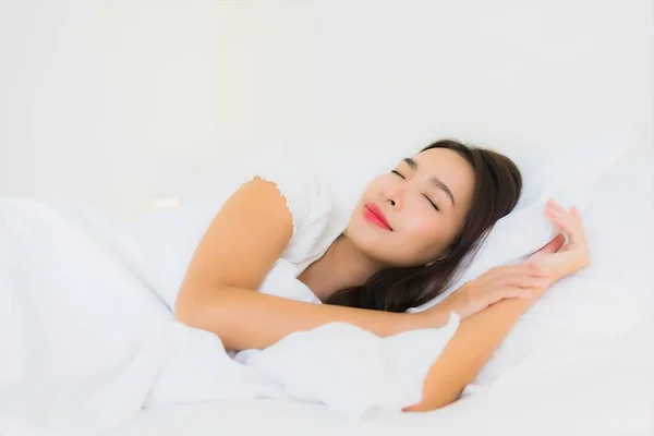 Портрет Красивая Молодая Азиатская Женщина Расслабиться Счастливая Улыбка Кровати Белой — стоковое фото