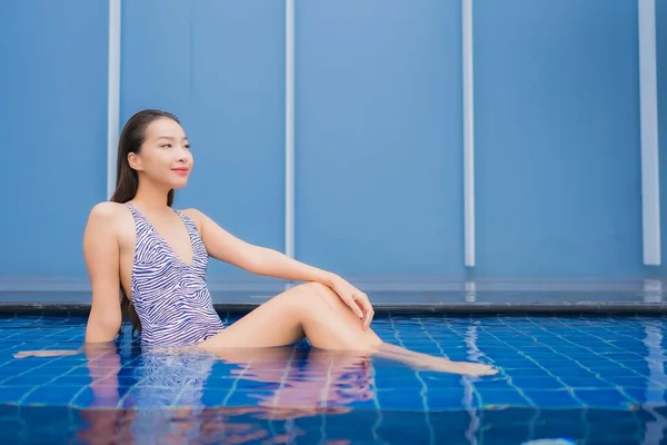 Güzel Bir Asyalı Kadın Portresi Rahat Bir Tatil Için Yüzme — Stok fotoğraf