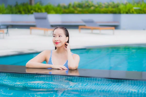 Güzel Bir Asyalı Kadın Portresi Rahatlayın Rahatınıza Bakın — Stok fotoğraf