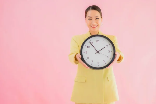 Portret Mooie Jonge Aziatische Zakenvrouw Tonen Klok Alarm Kleur Geïsoleerde — Stockfoto
