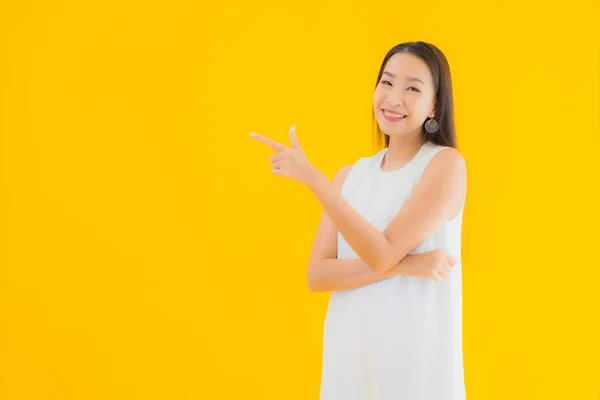 Retrato Hermosa Joven Asiática Mujer Acción Sobre Amarillo Aislado Fondo —  Fotos de Stock
