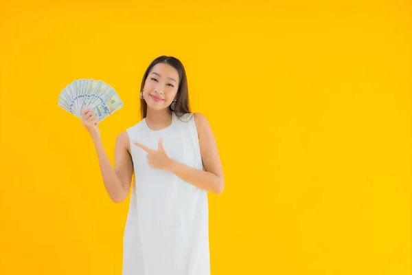 Retrato Hermosa Joven Asiática Mujer Con Dinero Efectivo Amarillo Aislado —  Fotos de Stock