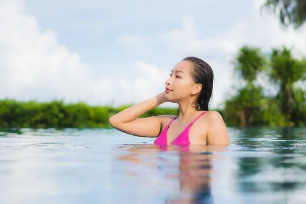 Portrait Schöne Junge Asiatische Frau Entspannen Genießen Rund Freibad Urlaub — Stockfoto