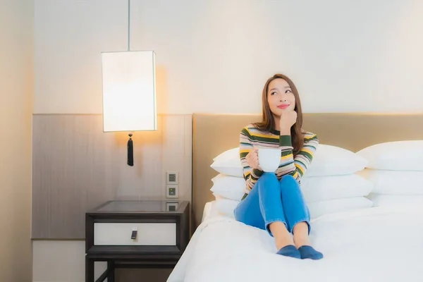 Porträtt Vacker Ung Asiatisk Kvinna Koppla Leende Sängen Sovrummet Interiör — Stockfoto