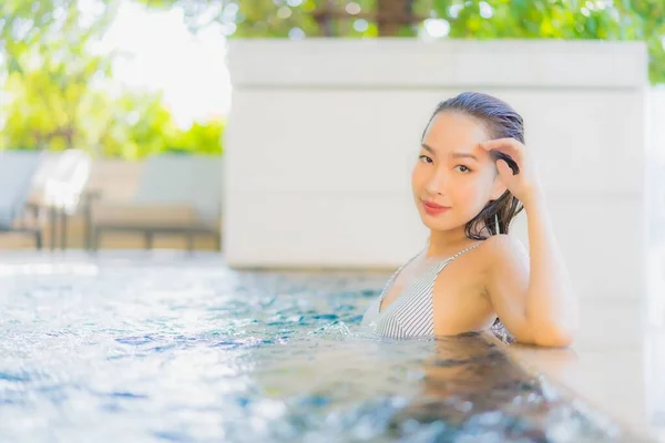 美丽的年轻亚洲女人笑着在游泳池边放松休闲度假 — 图库照片