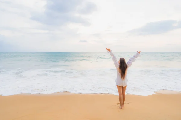 Retrato Bonito Jovem Asiático Mulher Relaxar Lazer Torno Praia Livre — Fotografia de Stock