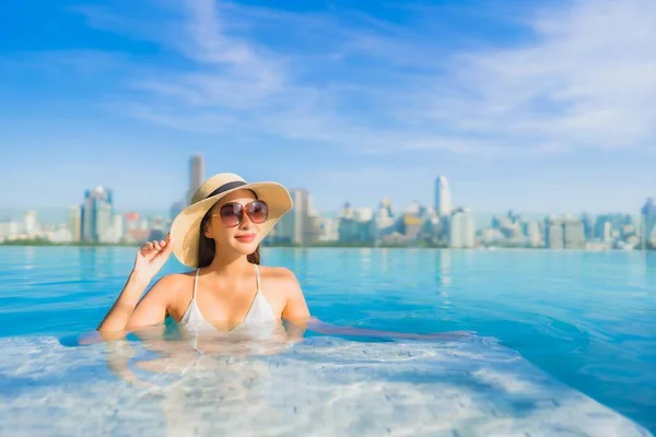 Asyalı Güzel Bir Kadının Portresi Gülümsüyor Şehir Manzaralı Açık Havuz — Stok fotoğraf