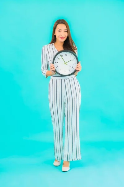 Portret Piękna Młoda Azjatycka Kobieta Pokazać Alarm Lub Zegar Niebieskim — Zdjęcie stockowe