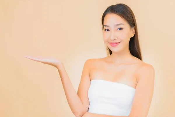 Retrato Bela Jovem Asiática Mulher Com Beleza Spa Cosmético Maquiagem — Fotografia de Stock