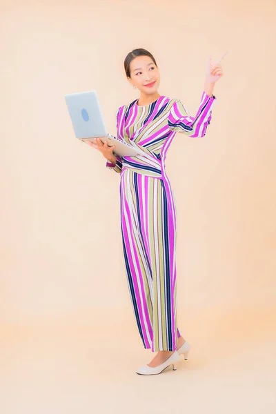 Portret Mooie Jonge Aziatische Vrouw Met Computer Laptop Kleur Geïsoleerde — Stockfoto