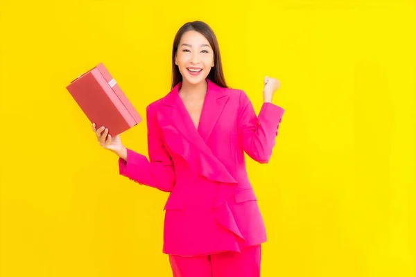 Porträtt Vacker Ung Asiatisk Kvinna Med Röd Presentförpackning Gul Färg — Stockfoto