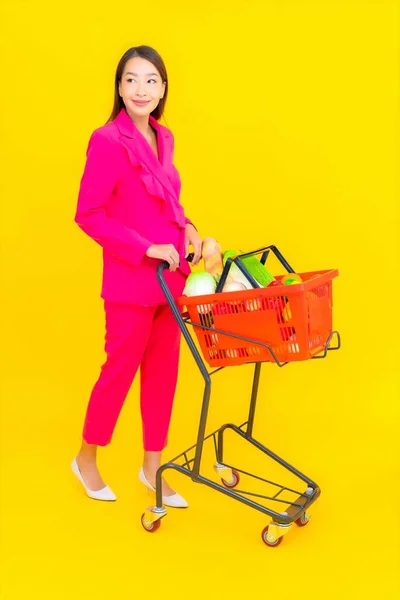 Renkli Arka Planda Süpermarketten Sepeti Arabası Bakkalı Olan Güzel Asyalı — Stok fotoğraf