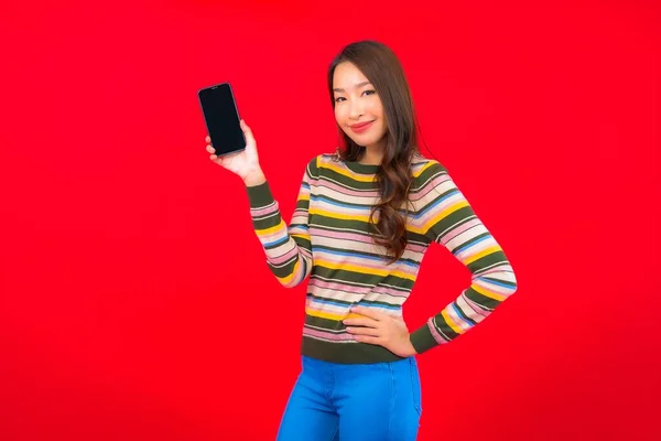 Portret Mooie Jonge Aziatische Vrouw Met Slimme Mobiele Telefoon Rode — Stockfoto