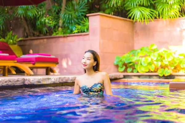 Retrato Hermosa Joven Asiática Mujer Relajarse Sonrisa Disfrutar Ocio Alrededor —  Fotos de Stock