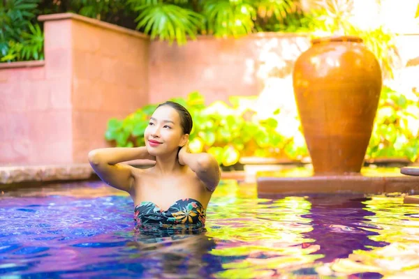 Retrato Hermosa Joven Asiática Mujer Relajarse Sonrisa Disfrutar Ocio Alrededor —  Fotos de Stock