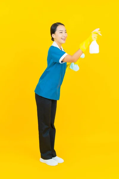 Portret Mooie Jonge Aziatische Vrouw Meid Huishouding Glimlach Met Actie — Stockfoto