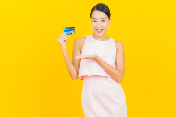 Retrato Bonito Jovem Asiático Mulher Sorriso Com Cartão Crédito Cor — Fotografia de Stock