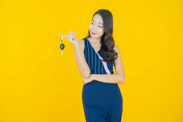 Porträt Schöne Junge Asiatische Frau Lächeln Mit Autoschlüssel Auf Gelbem — Stockfoto