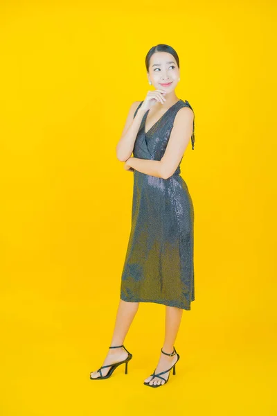 Портрет Красивая Молодая Азиатская Женщина Улыбка Действием Цветном Фоне — стоковое фото
