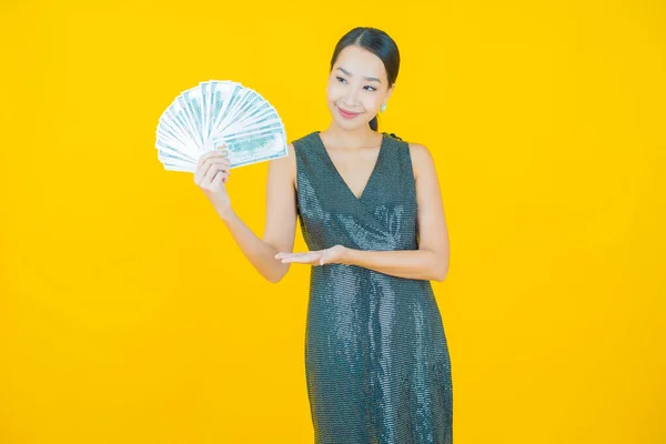 Portré Gyönyörű Fiatal Ázsiai Mosoly Egy Csomó Készpénz Pénz Színes — Stock Fotó
