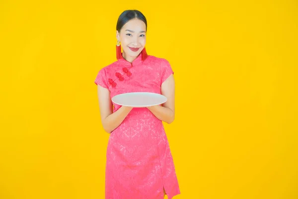 Portrait Belle Jeune Femme Asiatique Sourire Avec Plat Vide Sur — Photo
